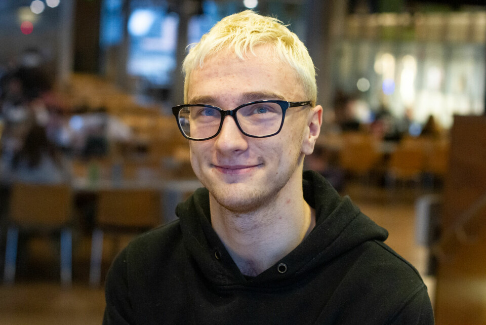 VELGER BUTIKKEN. Szymon Wirkus (20) går helst på butikken når han skal handle drikke til lunsjmåltidet.