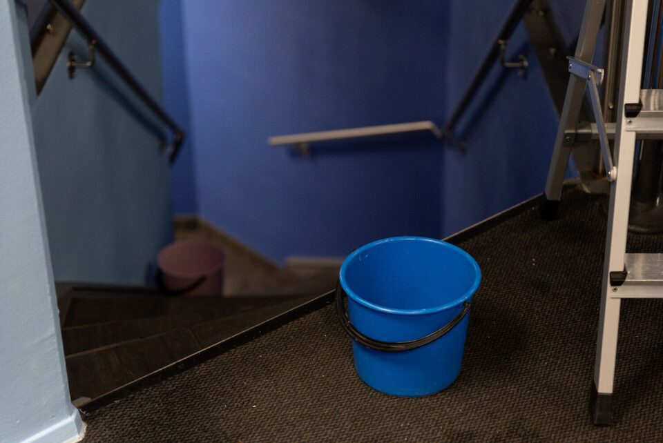 LEKKASJE: Denne bøtta var satt opp for å ta imot vann fra taket.