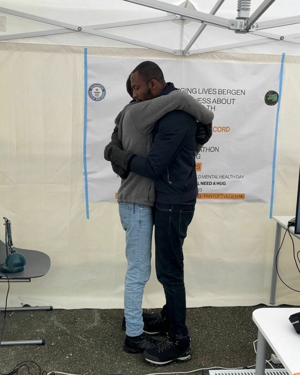 HUG: Karol Szczypka and Chiemeka Uzochukwu were hugging for 16 hours. FOTO: PRIVAT
