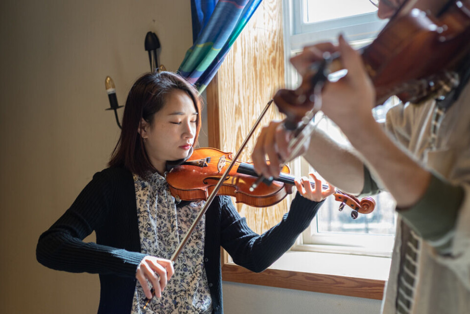 VANT: SooHyun April Jang i stryketrioen No Strings Attached. Trioen vant spillejobben på Nattjazz.