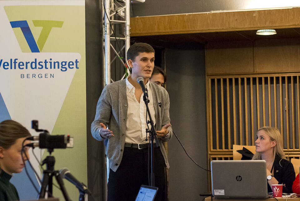 TREKKER SEG. Varg Lukas Folkman vil ikke lenger være en del av budsjettkomiteen. Her fra presentasjonen av budsjettet som han holdt under forrige VT-møte. FOTO: ADRIAN BRUDVIK