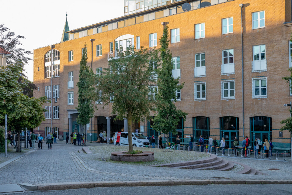 KØ. Da Studvest var ved teststasjonen fredag 20:15 var det kø for å teste seg. Foto: Anna Jakobsen