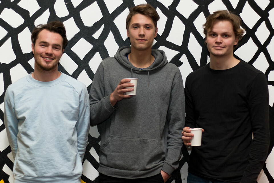 EN ROLIG KAFFE. BI-studentene nyter en kopp kaffe. F.v. Hans Jørgen Monsen, Haakon Theim Sørensen og Jakob Lødtvedt. De er fornøyde med rabattene de får på BI. FOTO: ADRIAN GRINDBAKKEN.
