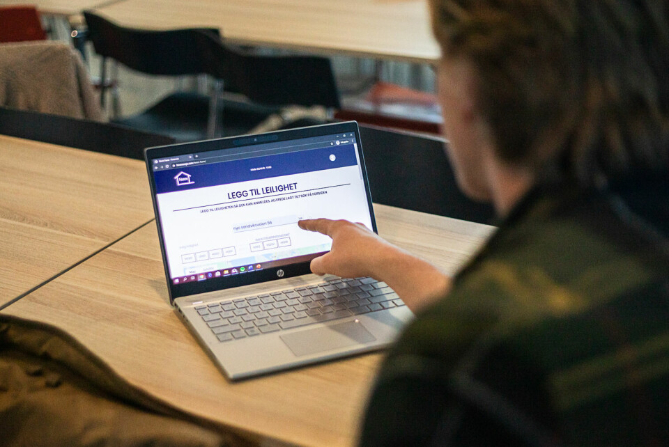 ENGASJERT. Studenten viser hva som skal forbedres på nettsiden før den er klar for lansering.