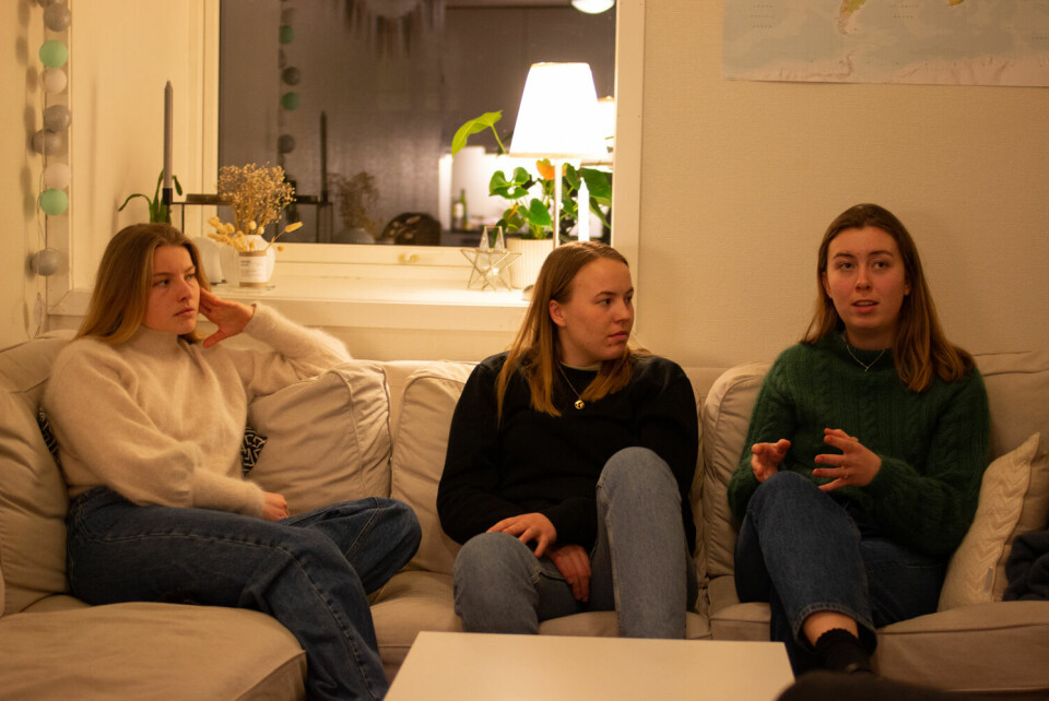DOBBEL REGNING. Studentene fikk dobbelt så høy strømregning i januar, og må belage seg på de høye strømprisene vedvarer. Fra venstre: Anna Helena Sundt, Martine Neset og Maria Espelid.