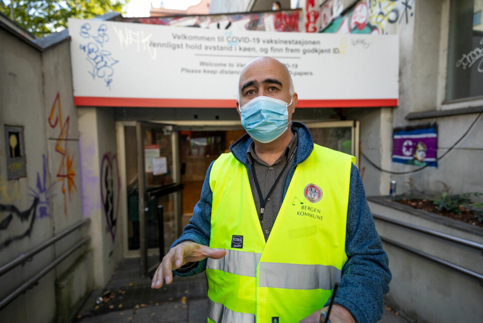 LANGE KØER. Hossein Tehrani, driftsansvarlig for vaksinestasjonene i Bergen, forteller om lange køer før vaksinestasjonen på Sentralbadet åpnet.