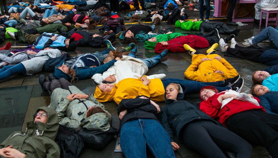 «DØDE» FOR KLIMAET. Nærmere 200 mennesker la seg ned på Torgallmenningen fredag for å demonstrere til fordel for klimaet.