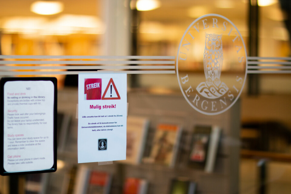 «MULIG STREIK». Lappene på Universitetsbiblioteket henger til skrekk og advarsel for studenter.