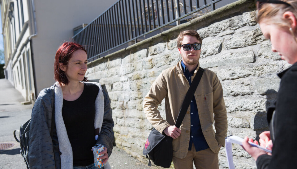 STRØMREGNING. Rebecca Fresvik og Magnus Akselberg tenker ikke mye på hva som står på strømregningen. – Jeg har sett på strømmåleren 2-3 ganger på to år, sier Akselberg. FOTO: NICKLAS HJORTGAARD CHRISTIANSEN.