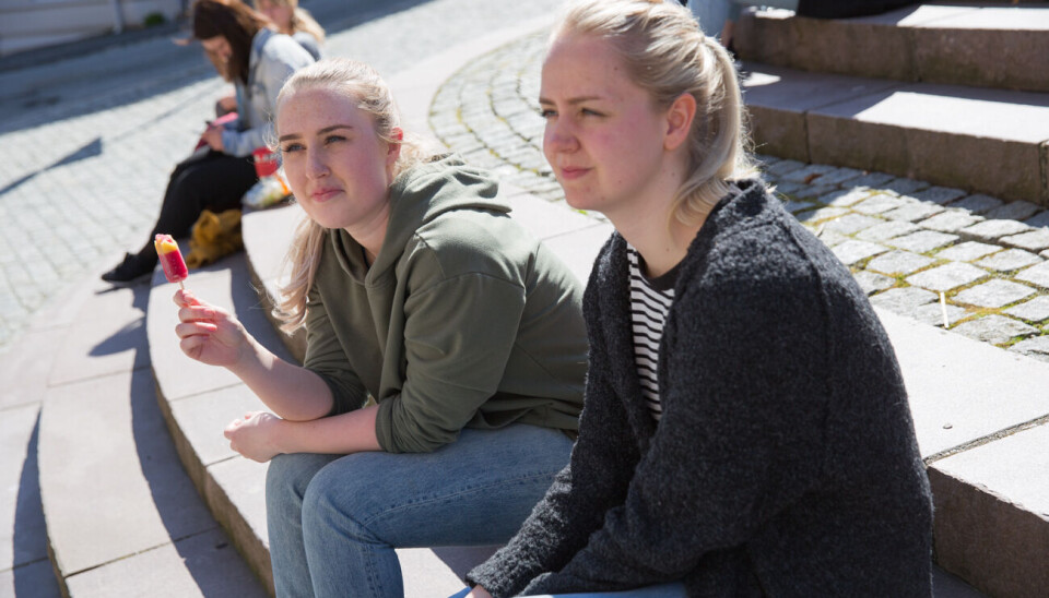 VIPPSER. Marie Drange (til venstre) har en enkel måte å betale for strømforbruket sitt: Hun vippser til kjæresten. Til høyre er Grete Berge. FOTO: NICKLAS HJORTGAARD CHRISTIANSEN.