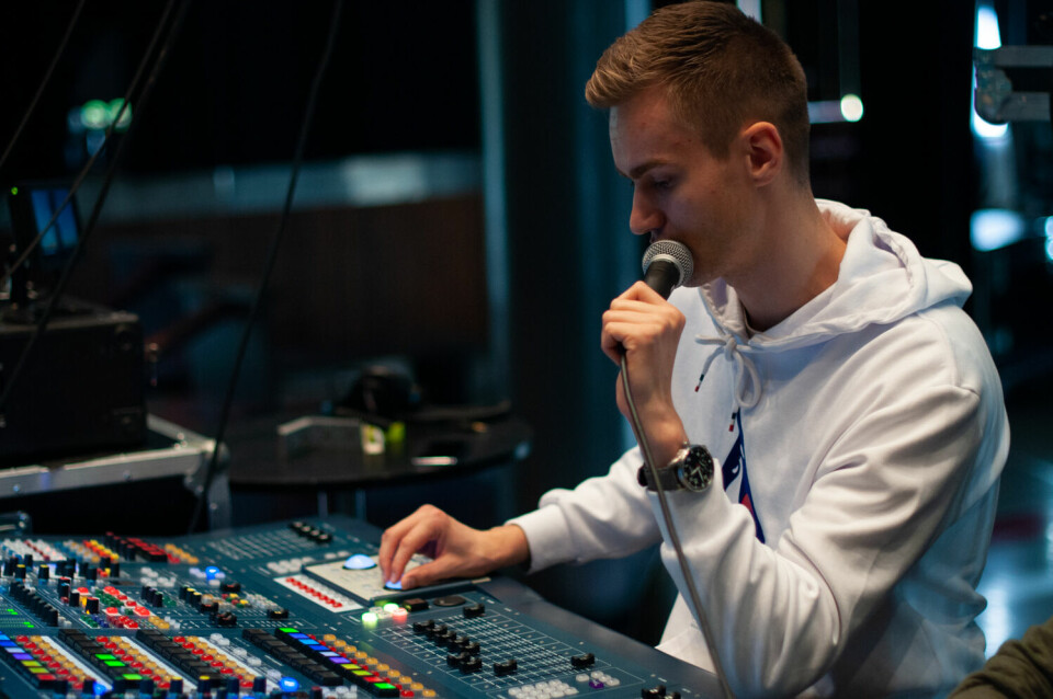 REVY. Stian Viksby Nøkleby er lydtekniker i Sportsrevyen som har premiere i kveld.