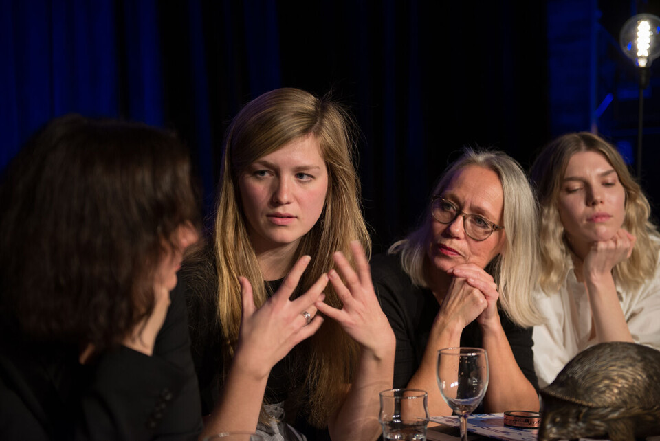 KROPPSPRESS. Studentersamfunnet inviterte til debatt om kroppspress med forfatter og journalist Mari Grinde Arntzen (til venstre), feminist Kristin Nesse Thue, kulturkommentator Britt Sørensen og blogger Maja Hattvang. Foto: Nora Elvestad.