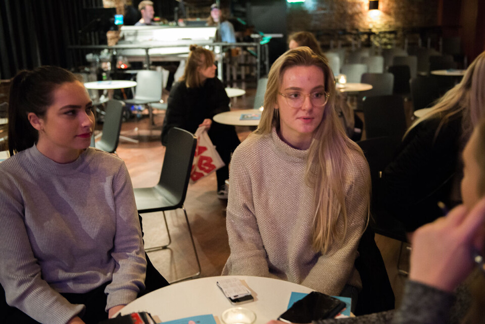 SKYLDER PÅ INSTAGRAM: Studentene Hedda Vik Askeland (20) (til venstre) og Nora Ungvary Iversen (21) mener Instagram fremhever idealkroppen i en større grad enn andre sosiale medier. Foto: Nora Elvestad.