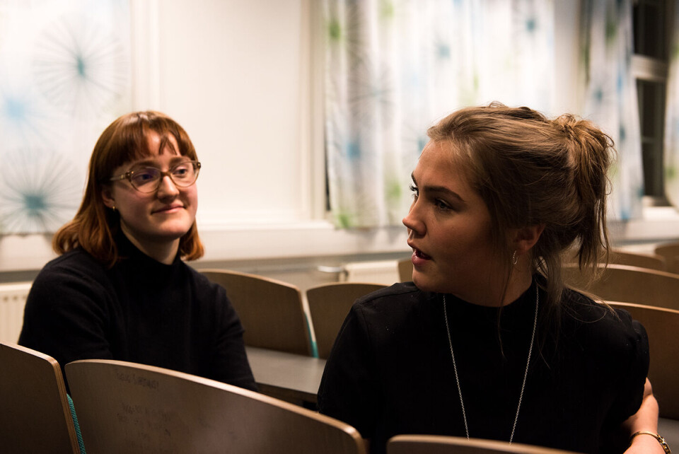 ENGASJERTE. De to studentene forteller ivrig om auksjonen som skal bli avholdt fredag 16. mars. FOTO: NORA ELVESTAD ENGASJERTE. De to studentene forteller ivrig om auksjonen som skal bli avholdt fredag 16. mars. FOTO: NORA ELVESTAD