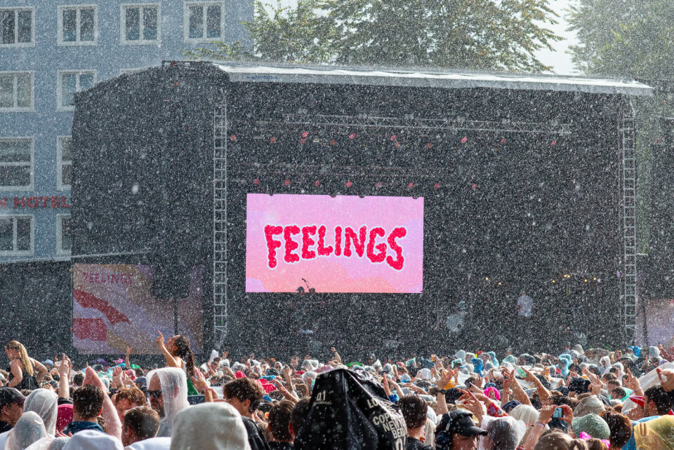 SØKKVÅTT: Det ble en våt lørdag på Feelingsfestivalen. FOTO: Mads Haram Halvorsen