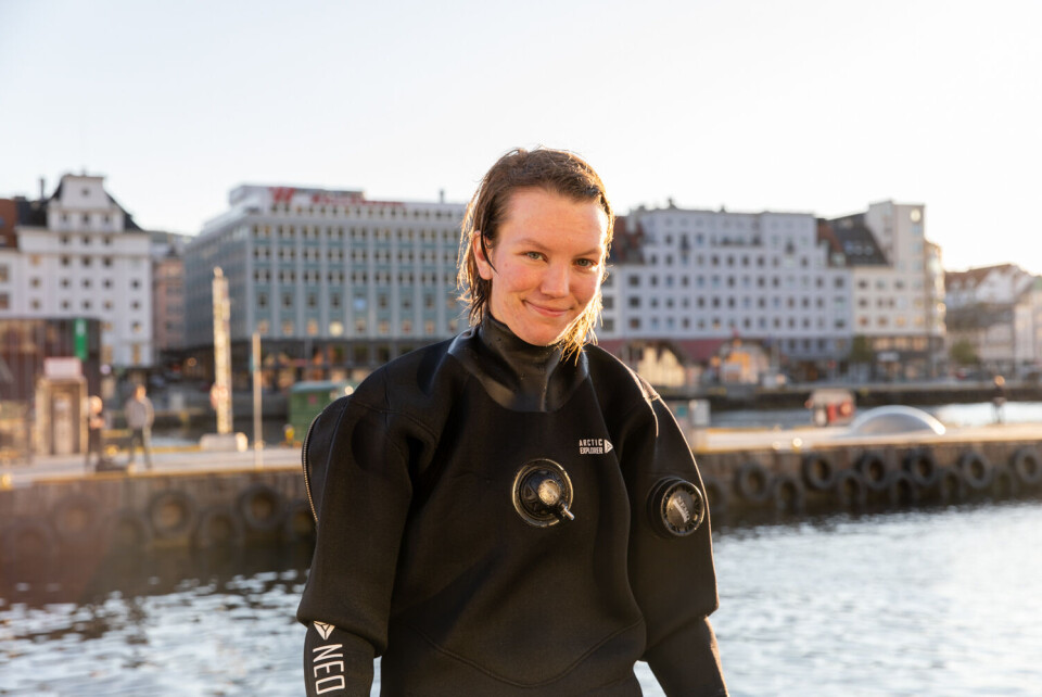 OVERRASKET. Ingrid Johansen fant to vannkokere og ett bankkort på havbunnen.