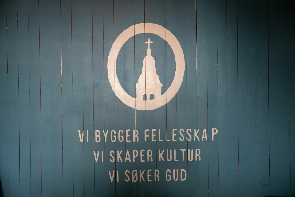 MOTTO. Kirkens motto er malt på veggen på pauserommet. Foto: Hans David Olaussen