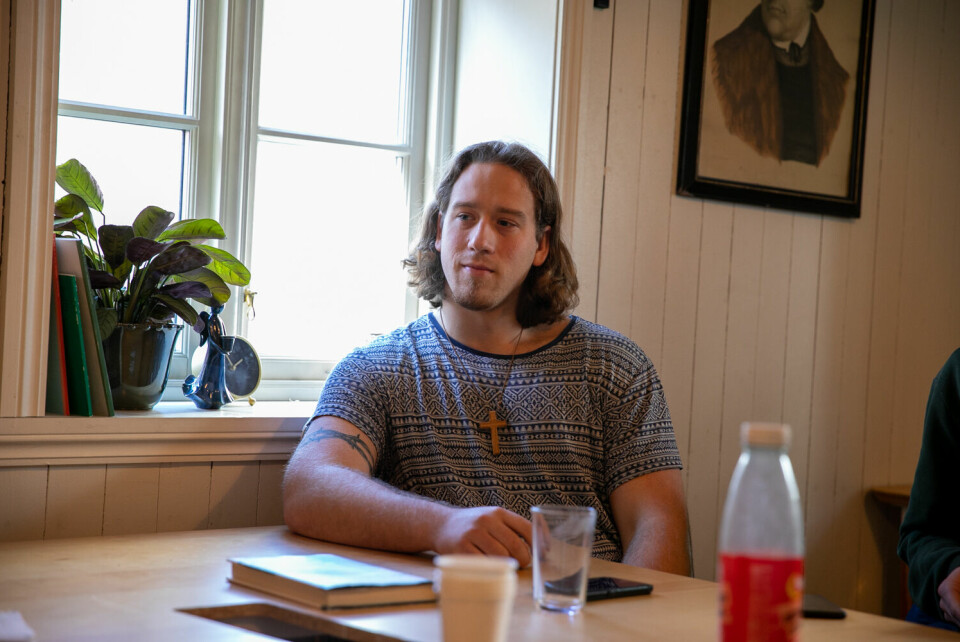 JESUS MED I ALT. Simen Askeland (23) forteller at han har vokst opp i hjem der Jesus er grunnen til at de lever. Foto: Hans David Olaussen