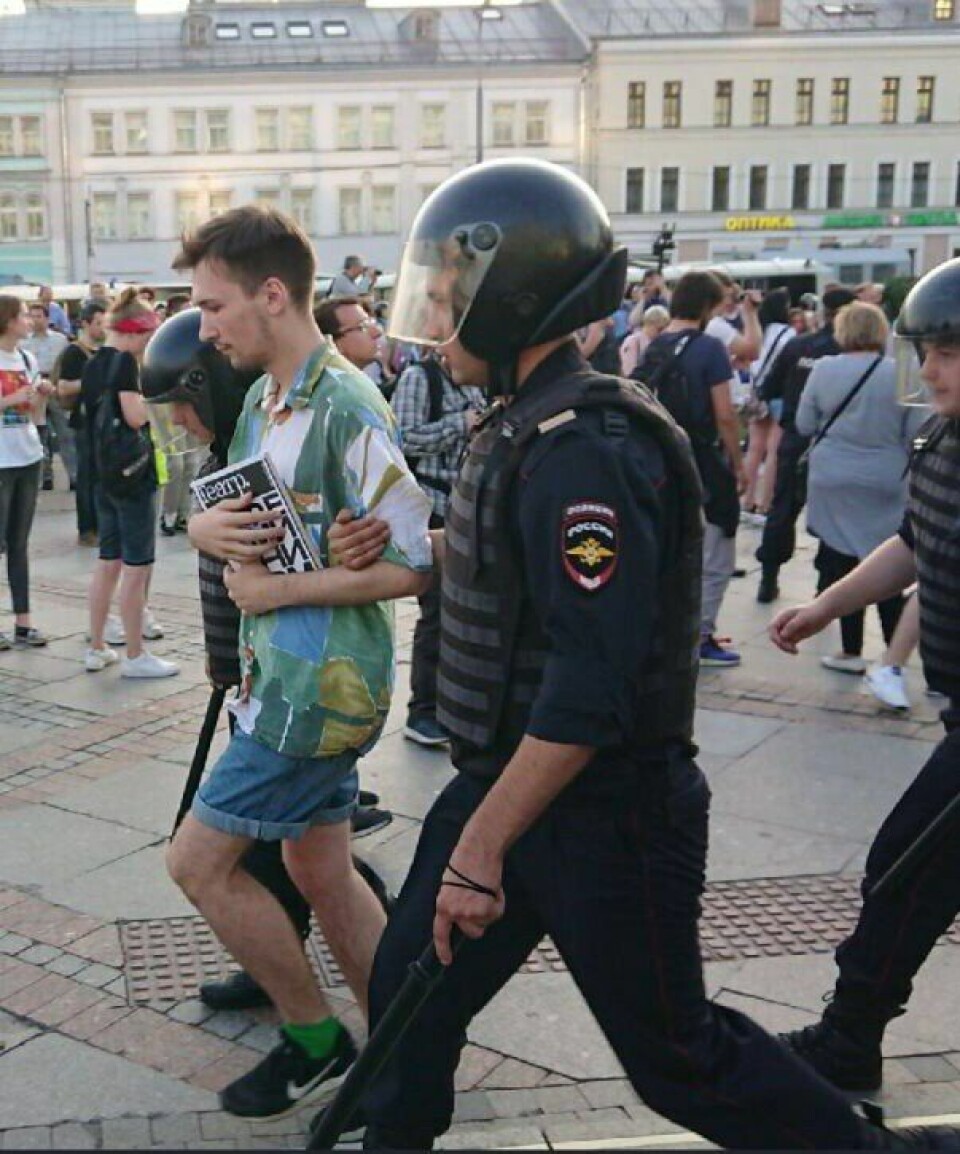 DEMONSTRASJON: En student blir ført bort under demonstrasjonene i Moskva i 2021. FOTO: Daria Serenko