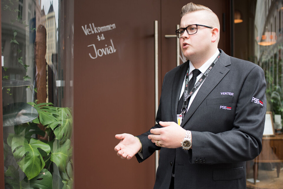 Magnus har tre deltidsjobber ved siden av studiene