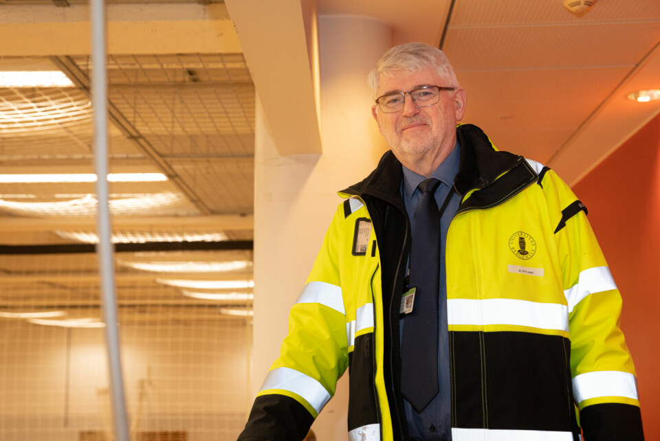 PASSER PÅ. Øistein Fotland er en av de som jobber for å minske lekkasjene i Idrettshallen.