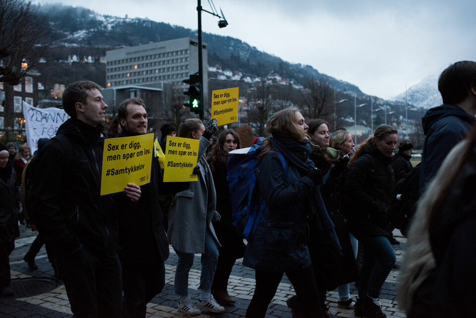 SAMTYKKE: Under Amnesty sin parole gjekk Erlend Danielsen, saman med sin internasjonale venn Gabriel Calvin, for ny samtykkelov. FOTO: Ellisif Nygaard.
