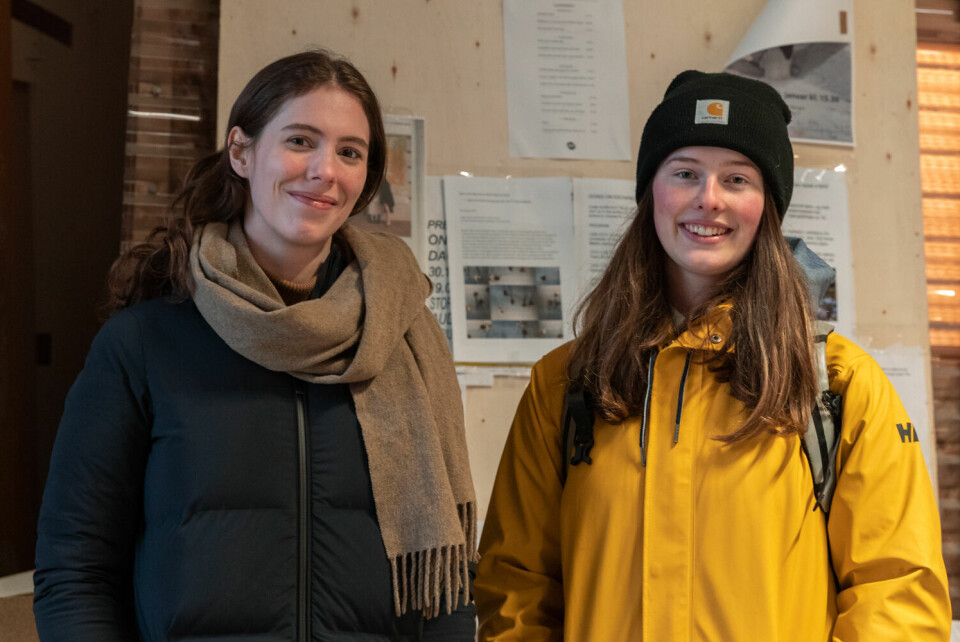 KALDERE ENN UTE: Studentene Gunnhild Daling Korsøen og Karen Horvei forteller at det nesten alltid er kaldere i hallen enn ute.