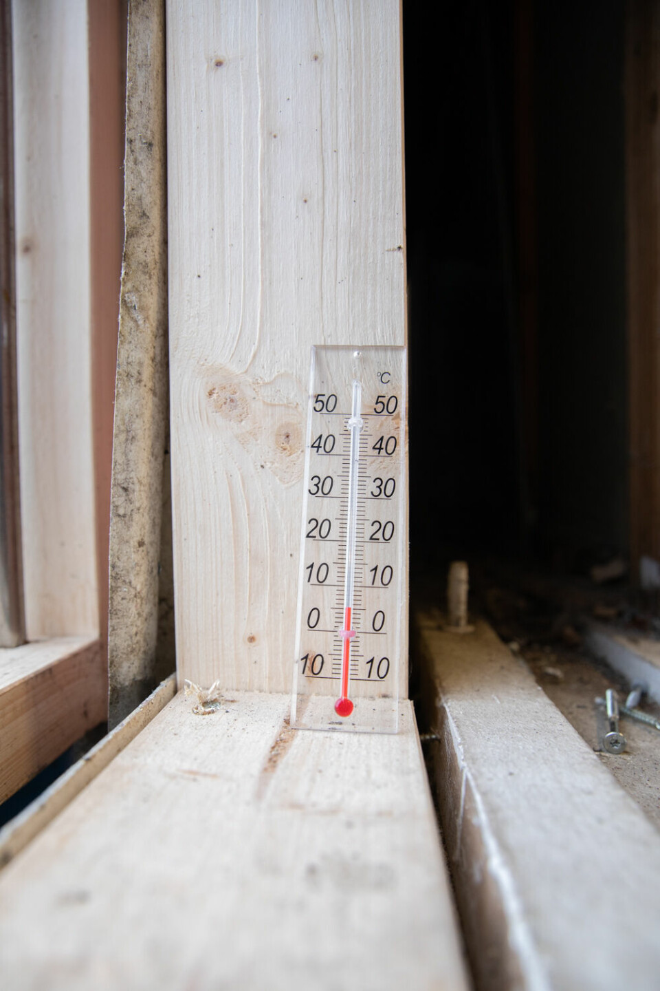 5 GRADER: Da Studvest målte temperaturen viste gradestokken 5 grader i hallen.