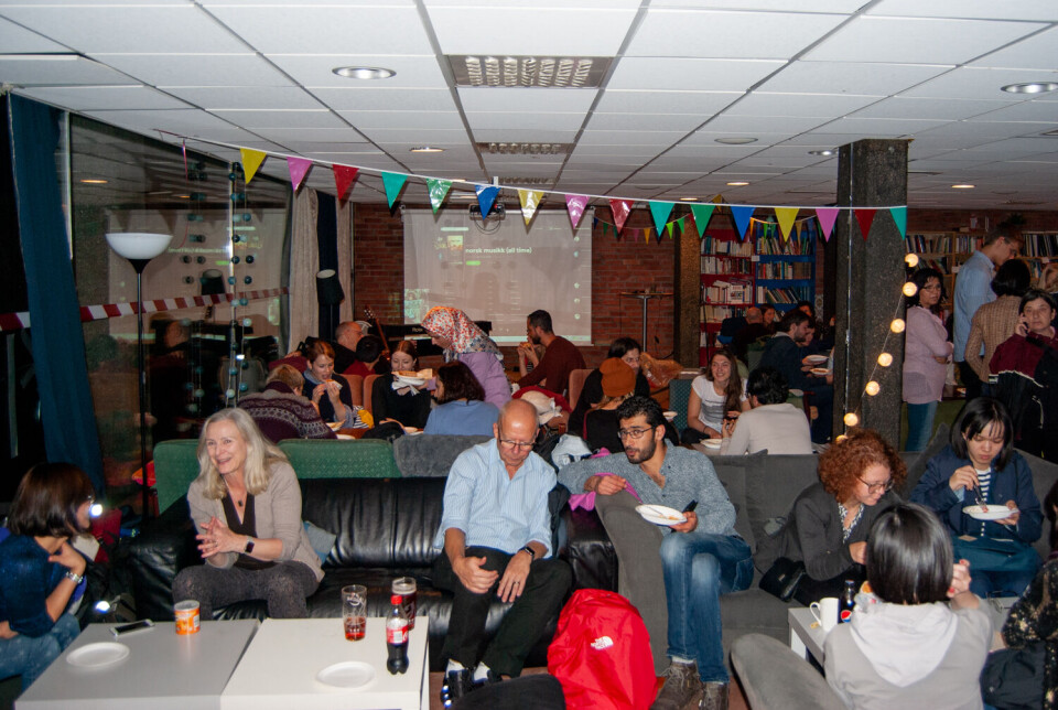 AD FONTES. Students and employees are all gathered at the student bar Ad Fontes for an evening of Norwegian fun; including food and dance. FOTO: PATRICIA VALECILLOS MARCANO
