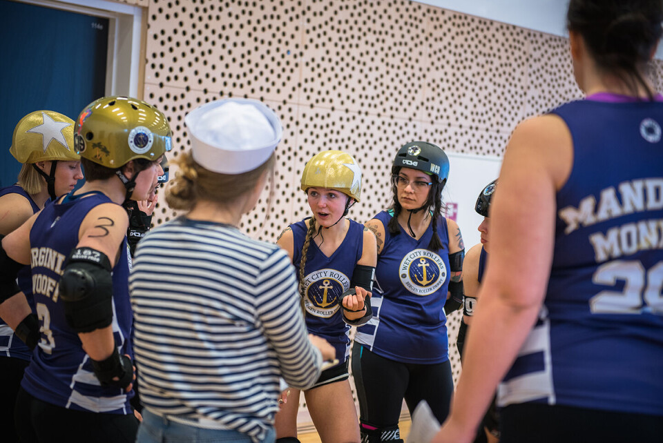 LIKE FØR. Kaptein Frida Engeset Løfoll (24) gir resten av laget den siste pep-talken før Fjord Feud-turneringen er i gang. FOTO: TORIL S. APELTHUN