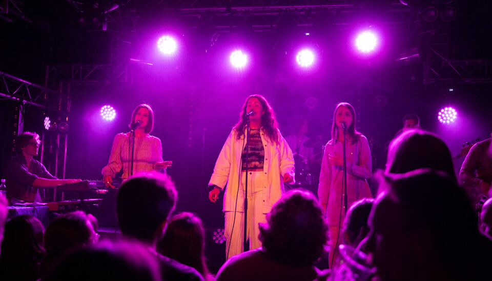 SPENTE: Dorothea Økland, Karoline Karlsen og Maja Sørbø var gira på å vise Kvarteret det nye albumet sitt.
