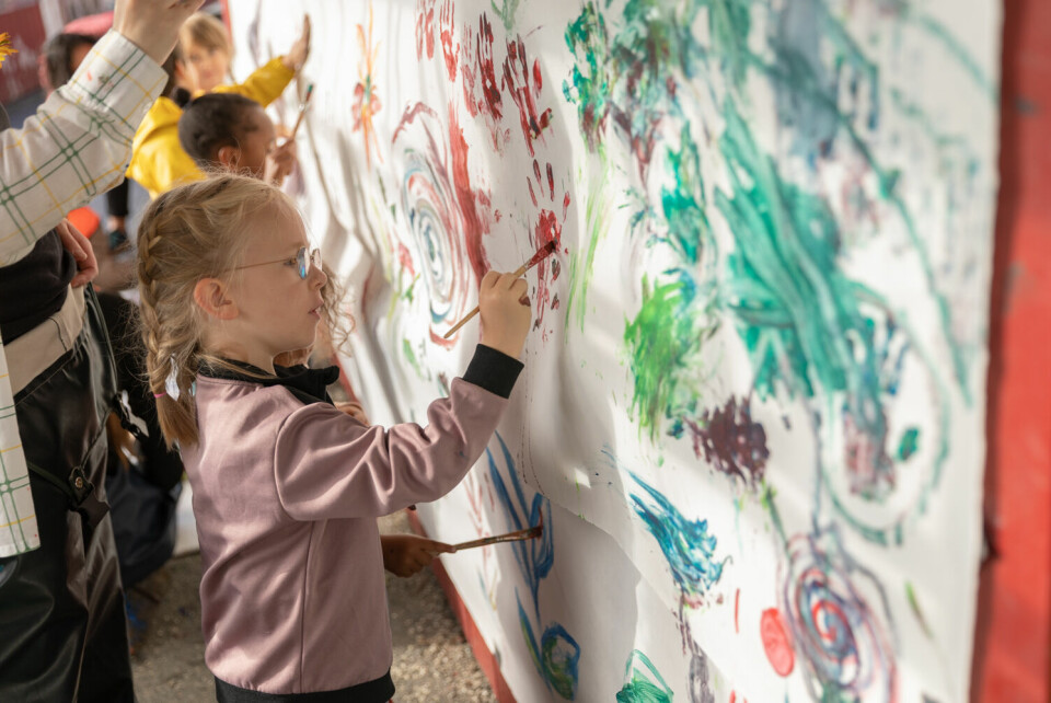KONSENTRERT KUNST: Barna var konsentrerte da de fikk male på det store lerretet. FOTO: Iben Jorde