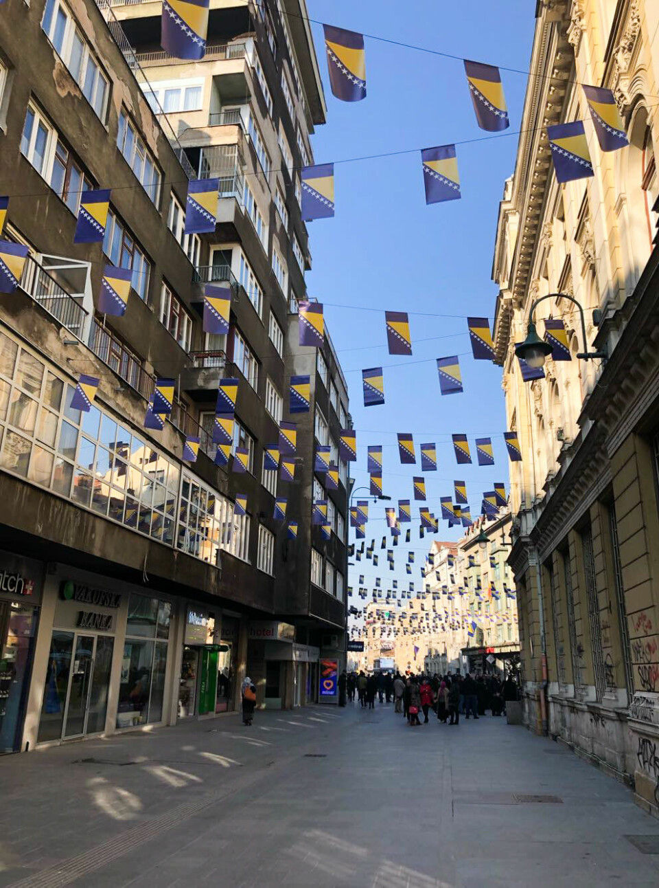 UAVHENGIGHETSDAG. Flagg er hengt opp i gatene på Bosnia-Hercegovinas offisielle uavhengighetsdag, 1. mars. Foto: Marit Moen Fjeld.