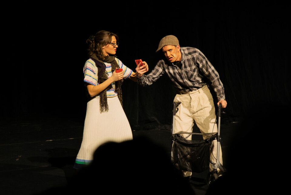 BRØLENDE LATTER. Scenen med pensjonist og tinderveteran «Roger», spilt av Patrick Rinderøy, skapte brølende latter og applaus i salen. Her med Inessa Efremova.
