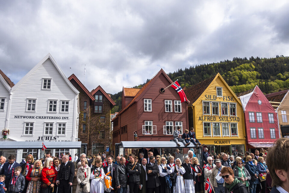 FOLKSOMT. Mange samler seg for å se på 17. mai-toget. ARKIVFOTO: TORIL SUNDE APELTHUN