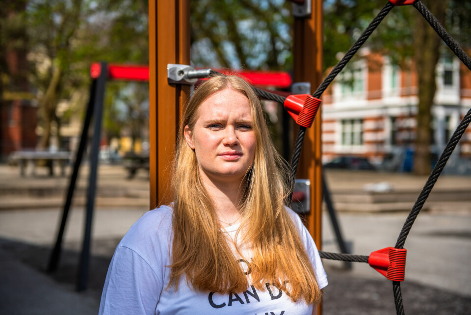 KRITISK. Barnehagelærerstudent Karoline Sævig Franzen kritiserer HVL for å gi en oppgave som krever at studentene på egen hånd skaffer fem barn de skal gå på tur med. FOTO: TORIL S. APELTHUN.