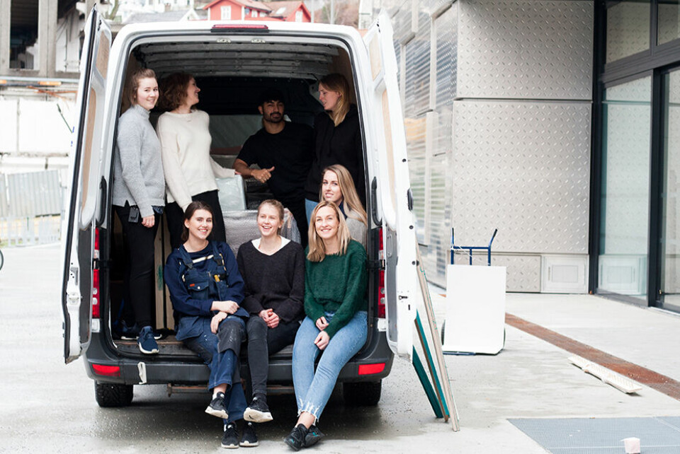KLARE FOR AVREISE. Tre av studentene skal kjøre møblene ned til Stockholm. Messen foregår fra 6. til 10. februar. FOTO: NORA ELVESTAD