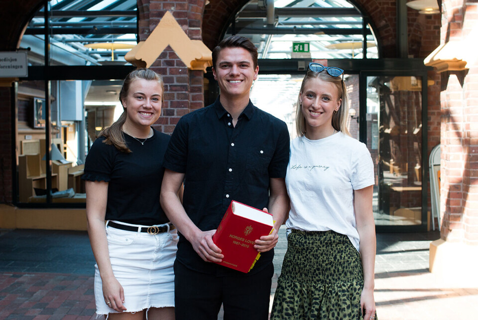 KONKURRANSE. Medlemmene i Lovstafetten er klare for å konkurrere på vegne av Bergen. Fra venstre: Dorthe Brubak Borgen, Markus Loftås og Ella Stenersen Øksby. FOTO: SIREN FAGERTUN GUNNARSHAUG