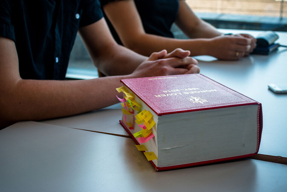 STAFETTPINNE. Lovsamlingen er symbolet på en tradisjonsrik konkurranse blant jusstudentene. FOTO: SIREN FAGERTUN GUNNARSHAUG