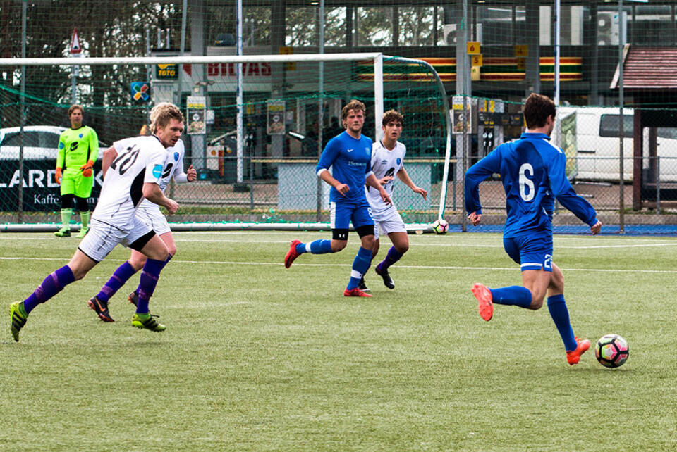 TØFF MOTSTANDER. – Jeg vil ikke se noe forbannet naivt opplegg, sa assistenttrener Jørgen Vara Skogholt, før kampstart. Det gikk ikke helt som han skulle ønske. FOTO: BEATE FELDE