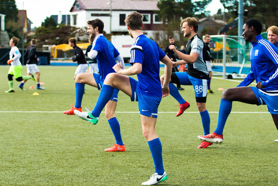 OPPVARMING. Stemningen var god før kampen mot Fyllingsdalen 2. – Det at de har startet sesongen godt betyr ikke at vi ikke kan slå dem, sa assistenttrener Jørgen Vara Skogholt, før kampstart. FOTO: BEATE FELDE