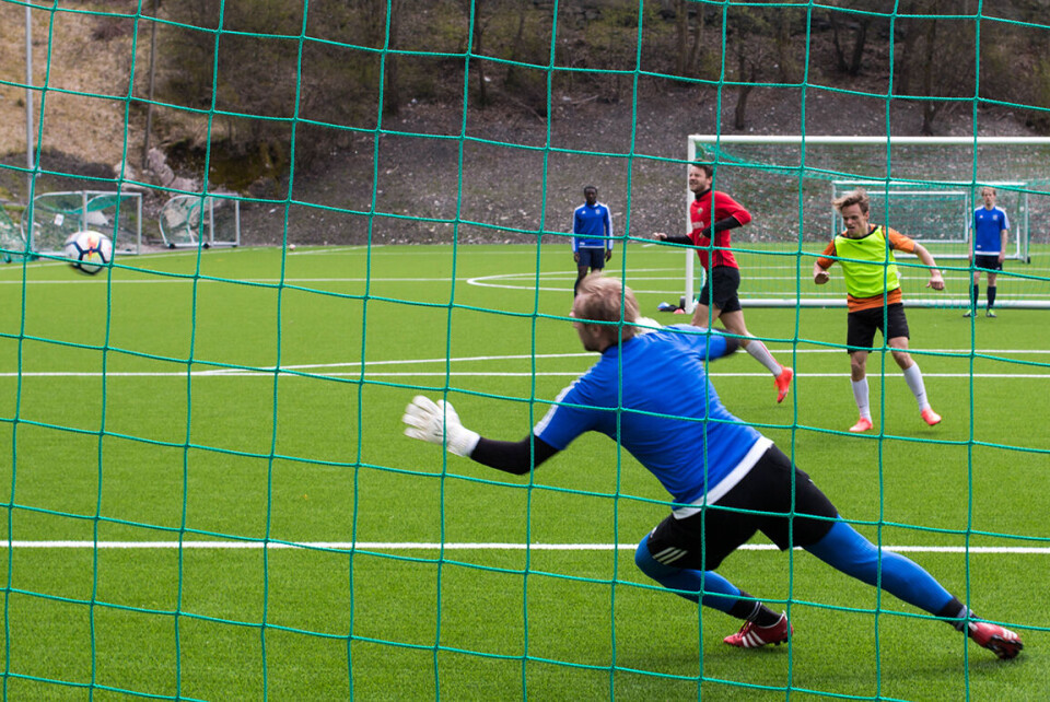 PÅ TRENING. Mange av fotballguttene er også med på futsal-laget til studentforeningen. Da kan det bli opptil fem treningsøkter i uken pluss kamp. – Det er et godt antall treninger som student, mener trener Mathias Fløtaker. FOTO: BEATE FELDE