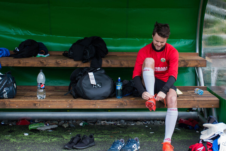 FRA LESESALEN TIL TRENING. – Nå er det mye med eksamen, så vi har høy toleranse for forfall, forklarer trener Mathias Fløtaker. Kun tolv spillere stilte opp på trening denne gangen. FOTO: BEATE FELDE
