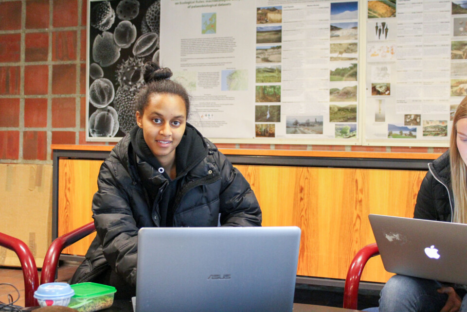 STILLER SVAKARE. Fnan Bashay meiner studentane som ikkje var med på kurset stiller svakare i faget. FOTO: BENDIK REED ÅRVIK.