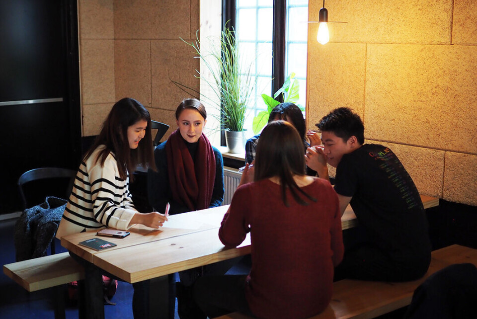 SOCIAL NETWORKING. International and Norwegian students connect at ESN Bergen's fortnightly Language Cafes. PHOTO: MARIA HOLTAN NYKÅS