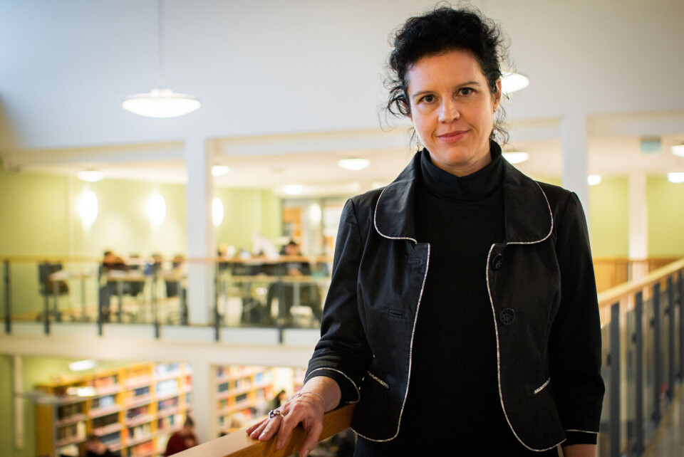 SKAL HJELPA: Avdelingsdirektør ved Universitetsbiblioteket ved UiB, Maria-Carme Torres Calvo, fortel at dei skal hjelpe studentane med å finna og bestilla artiklane om forhandlingane bryt.