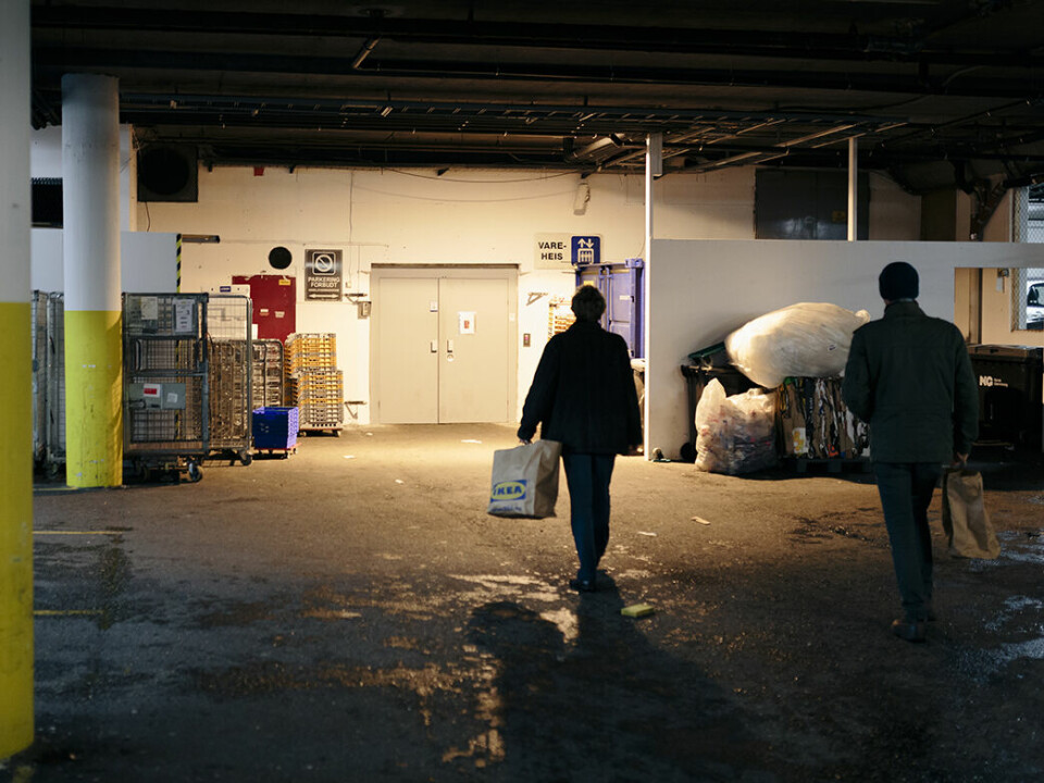ULOVLIG. Ved mørkets frambrudd drar dumpstergjengen til parkerings-garasjen bak Meny. FOTO: HENRIK FOLLESØ EGELAND