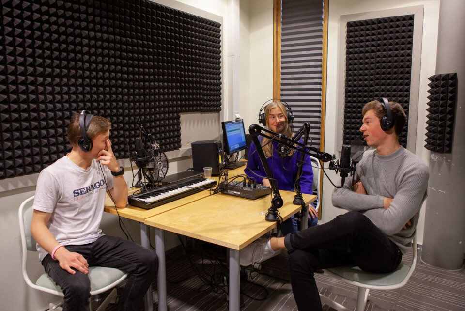 STUDCAST. I studio finner du Einar Lohne Bjøru (til venstre), Marit Moen Fjeld og Axel Fagerbakke. Produsent er Mikkel Kvenås. FOTO: JULIE HELENE GÜNTHER