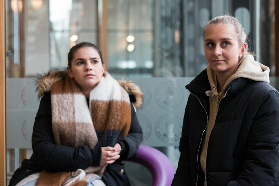 GJØR TILTAK. Fadderstyrer i Bergen gjør tiltak for å unngå seksuell trakassering. Her er Selin Alexandra Ilic (t.v) og Mariell Tellevik Christiansen (t.h) fra fadderstyret ved BI. FOTO: JULIE GÜNTHER