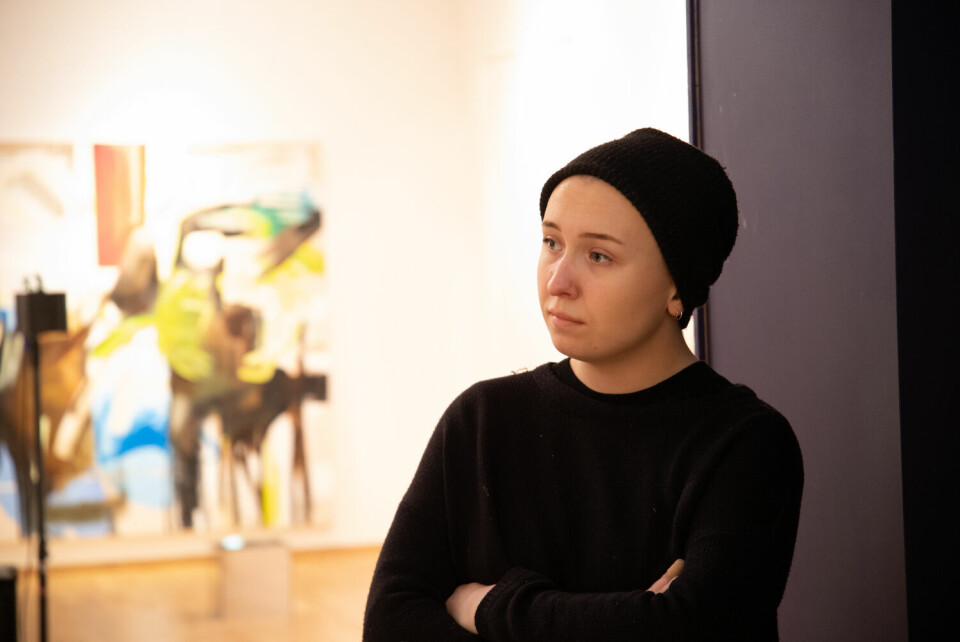 BLANDING. Maria Lemberg (24) synes at det er flott at verk fra både studenter og etablerte kunstnere står side om side i utstillingen.